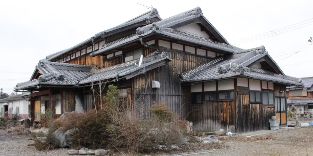 ぜいたくな時間を過ごせる家　太い梁、大黒柱、豪奢な欄間、広い両縁から眺める庭と田舎の風景